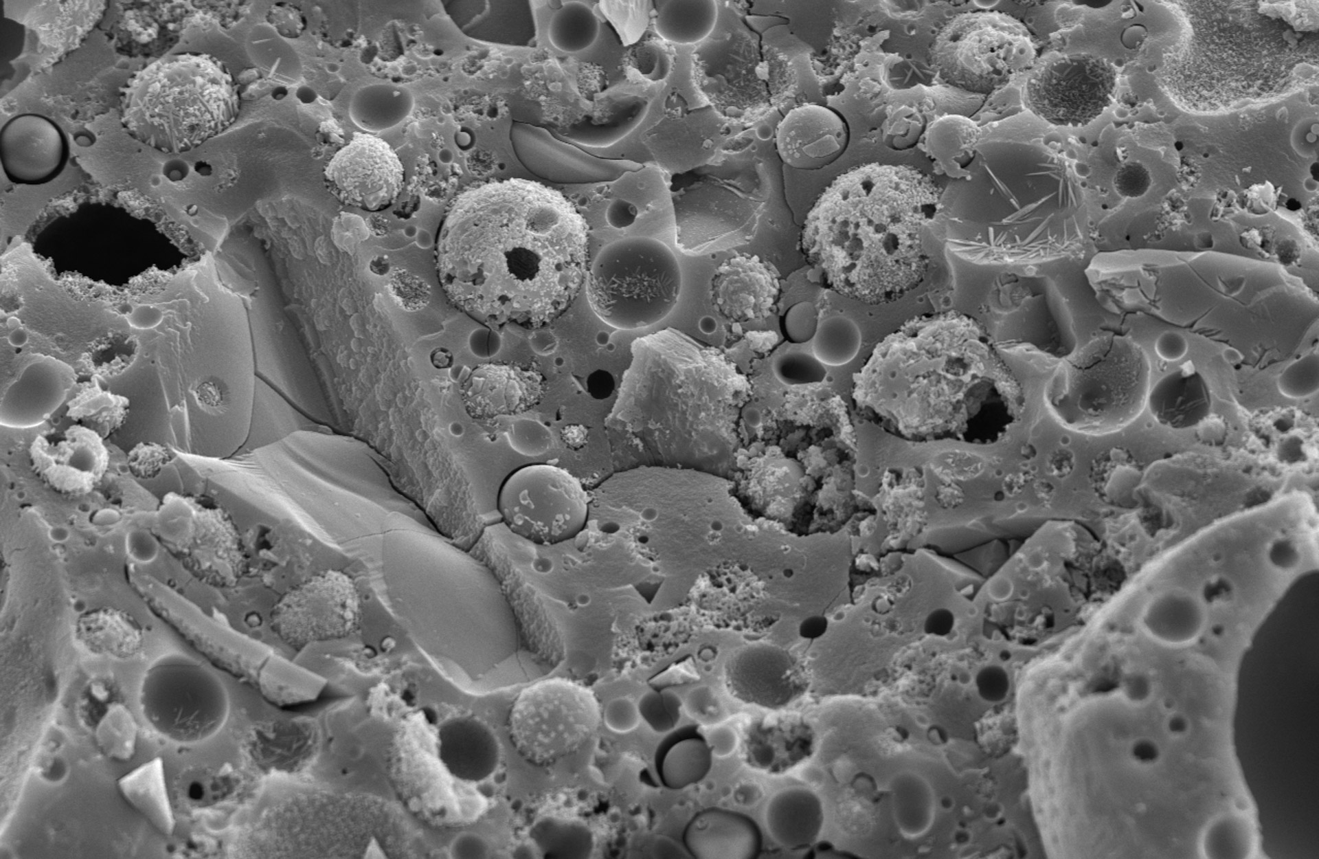 Low-embodied-carbon concrete